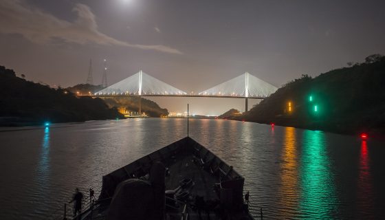 Panama-Kanal bei Nacht